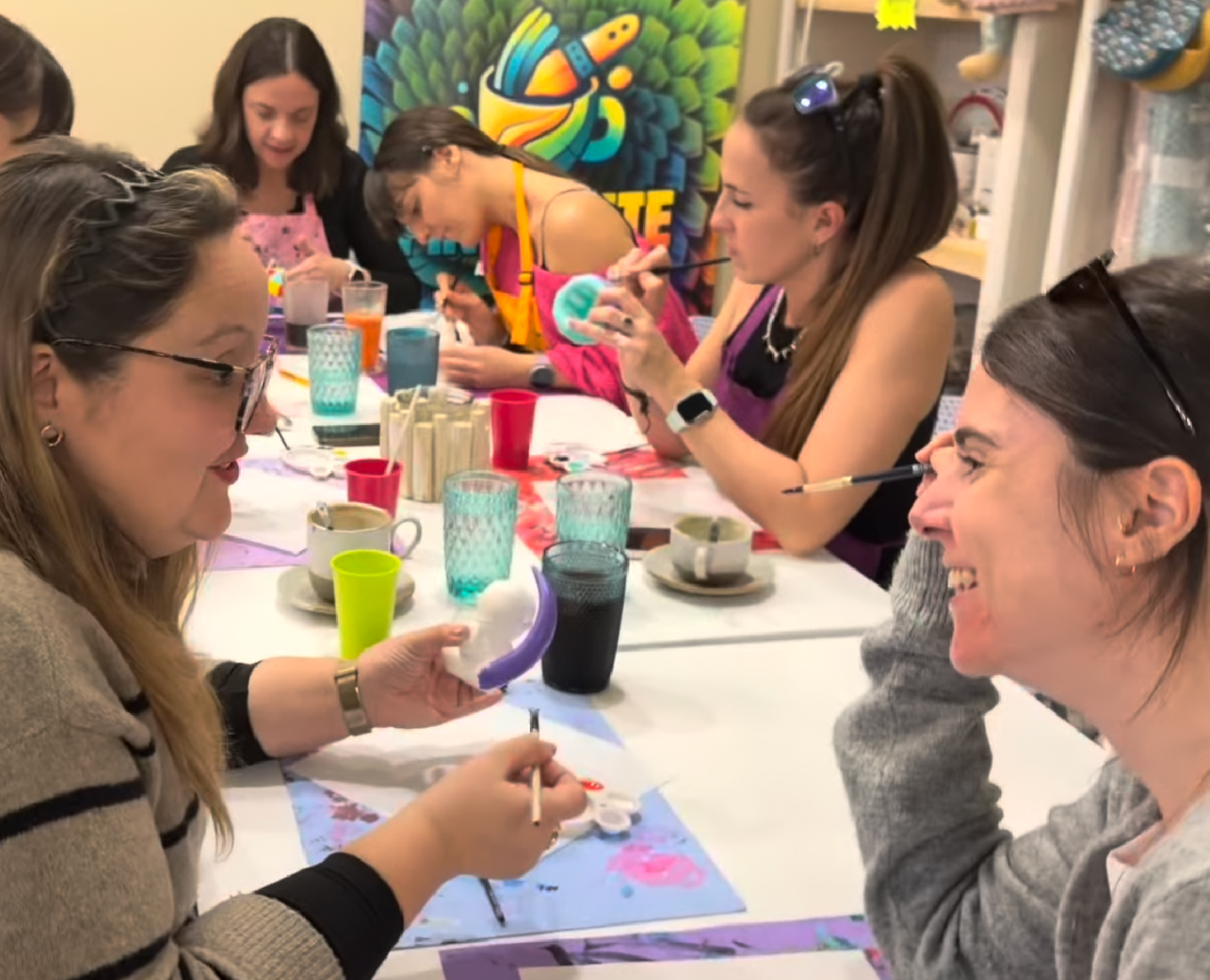 Equipo de trabajo participando en una experiencia creativa de COCOART
